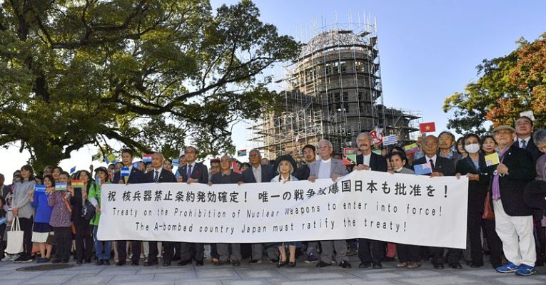 Sobreviventes da bomba de hidrogênio segurando cartaz