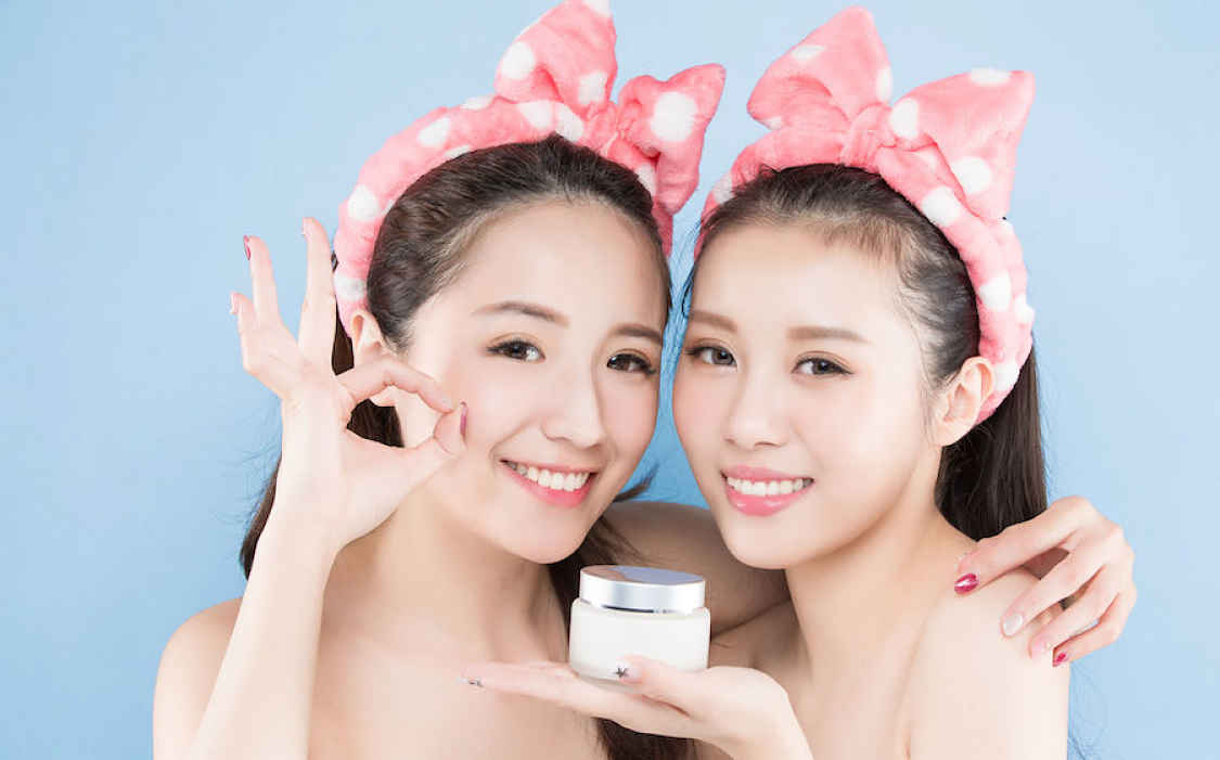 Duas mulheres segurando um pote de cosmético no Japão