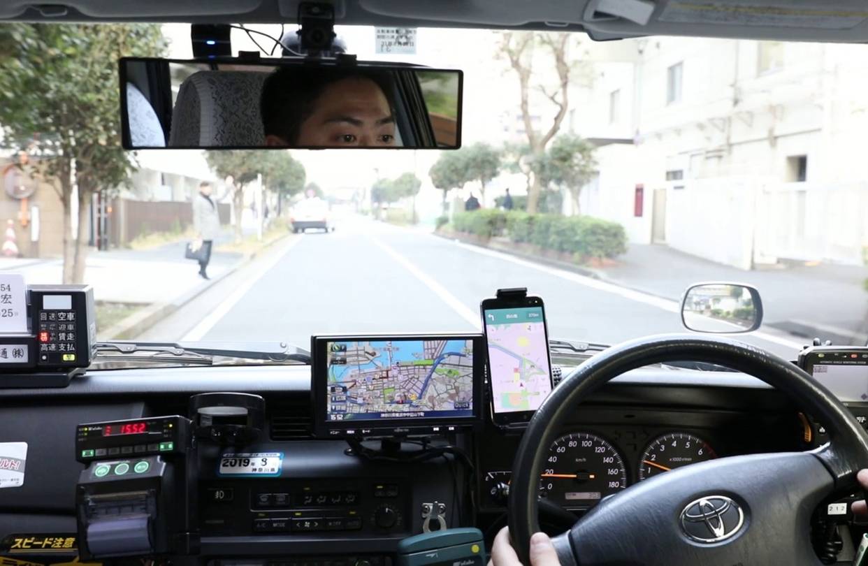 Taxista dirige por ruas no Japão