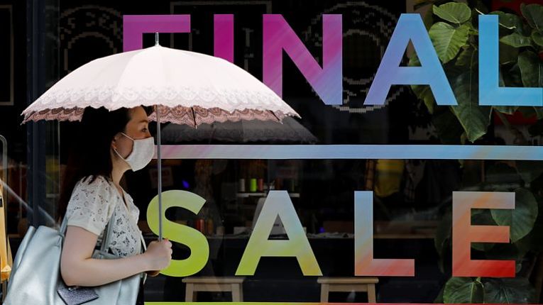 Mulher japonesa com máscara