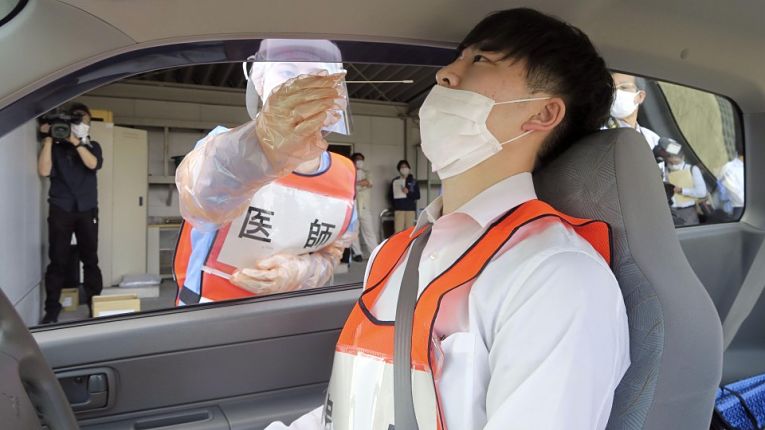 Teste para COVID-19 realizado no formato drive-thru