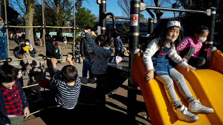Crianças brincam em parque no Japão