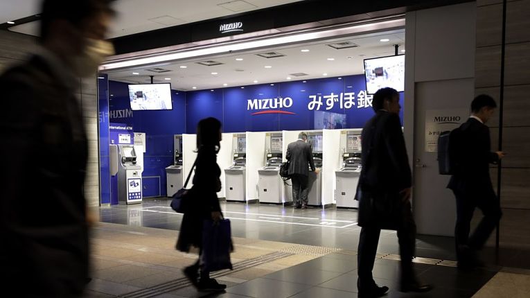 Falhas nos serviços de internet banking e em 2.956 caixas eletrônicos do banco Mizuho foram registrados no domingo