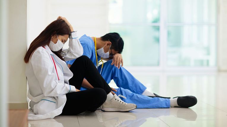 Pressão psicológica aumenta drasticamente nos últimos meses entre enfermeiras e enfermeiros no Japão
