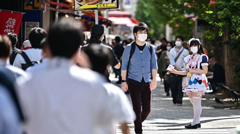 Japoneses transitam em meio a pandemia do novo coronavírus SARS-CoV-2