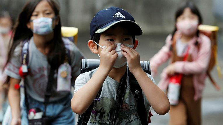 Crianças com máscaras de proteção em meio a pandemia do novo coronavírus SARS-CoV-2 no Japão