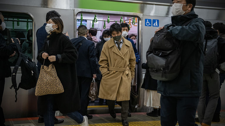 Transporte público em meio a pandemia do novo coronavírus SARS-CoV-2 no Japão