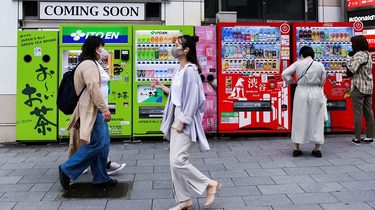 Taxa de contaminação mantem-se baixa enquanto a imunização de profissionais de saúde segue pelo país