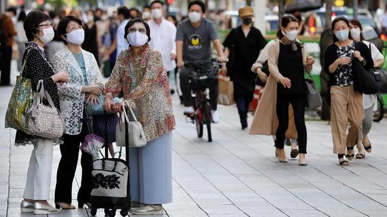 Japoneses transitam em meio a pandemia do novo coronavírus SARS-CoV-2