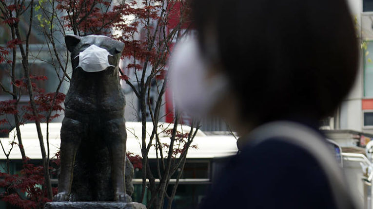 Monumentos japoneses também utilizam máscaras de proteção para lembrar e estimular a população