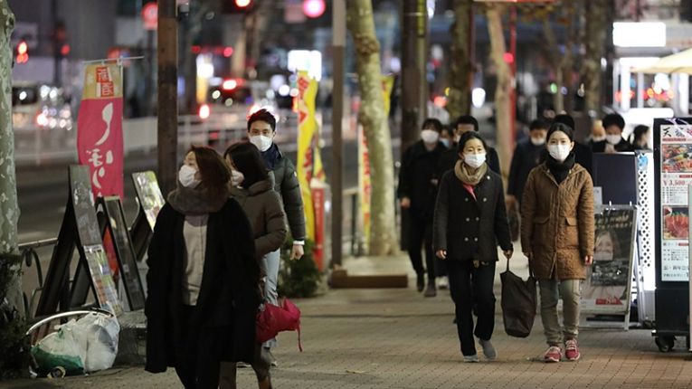 Japoneses caminham nas ruas do país em meio pandemia