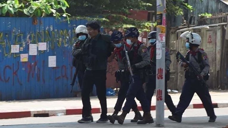 Imagens da detenção de Yuki Kitazumi na sexta-feira na cidade de Yangon