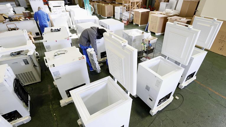 Empresas japonesas aumentaram produção de freezers potentes para armazenar e transportar imunizantes Pfizer-BioNTech a -75°C