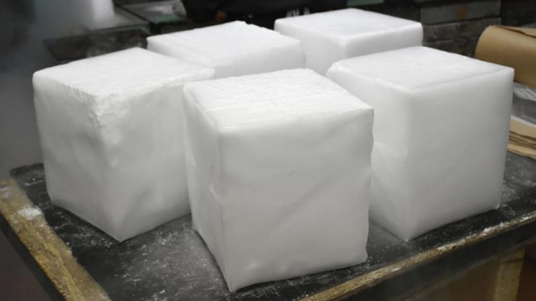 Produtores de gelo seco estão com dificuldade para adquirir dióxido de carbono e entender a demanda do governo