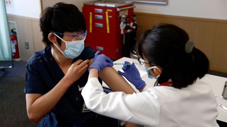 Profissionais de saúde são vacinados no Japão nessa quarta-feira em mais de 100 localidades espalhadas pelo país. Foto por Behrouz Mehri