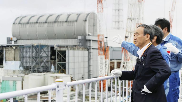 Primeiro-ministro Yoshihide Suga visita indústria japonesa