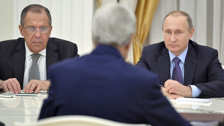 Ministro das Relações Exteriores da Rússia Sergei Lavrov ao lado do presidente russo Vladimir Putin
