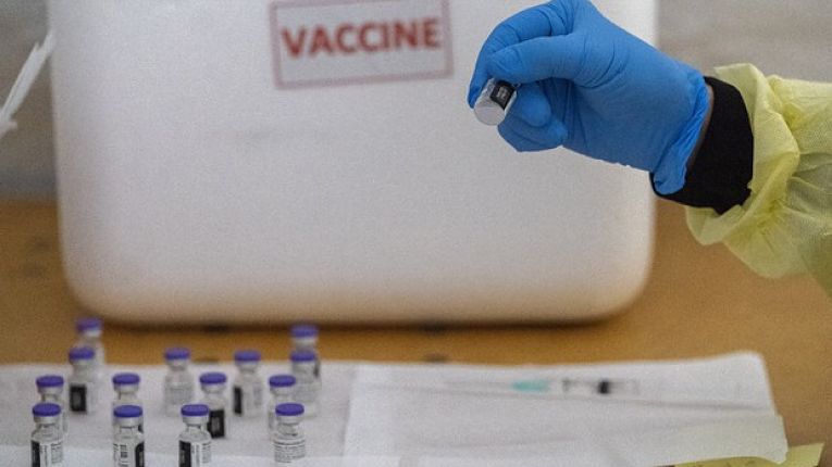 Primeiro lote de 400 mil vacinas chegam ao Japão e deverão ser aprovadas no domingo (14)