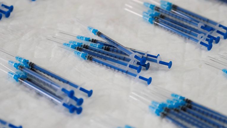 Seringas especiais para retirar seis doses dos imunizantes Pfizer-BioNTech: Foto por Jon Nazca
