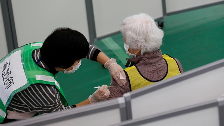 Idosa participa de exercício de vacinação na prefeitura de Kanagawa em janeiro de 2020. Foto por Kim Kyung-Hoon