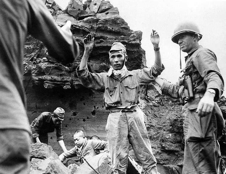 Soldados do Exército Imperial do Japão se rendem após a Batalha de Okinawa em 1945, última grande batalha da segunda guerra mundial