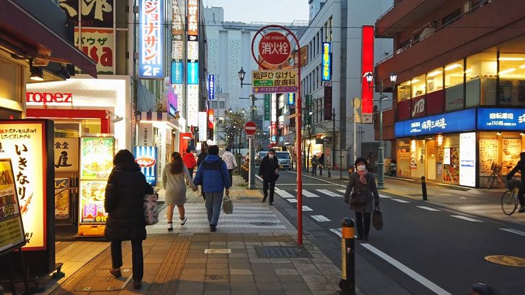 Novas contaminações de coronavírus SARS-CoV-2 acende alerta entre especialistas de saúde para uma possível quarta onda da doença no Japão