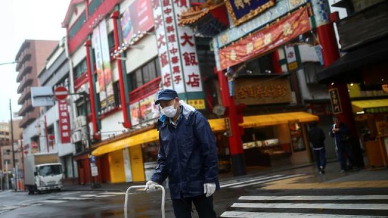 Resultados positivos de COVID-19 divulgados nessa quarta-feira em Tokyo é alta em relação a quantidade de testes aplicados
