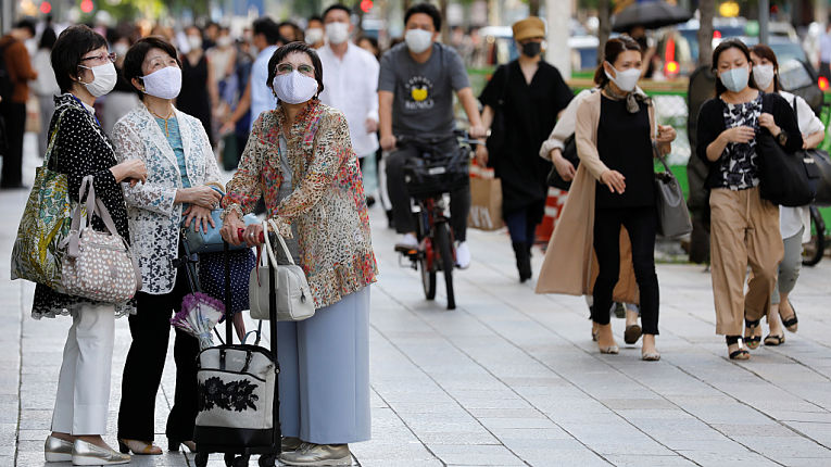 Transito de pessoas em Tokyo. Com o fim do estado de emergência na região, especialistas temem aumento de infecções para além da terceira onda de COVID-19
