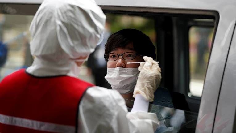 Estratégia exótica de testagem para rastrear avanço do SARS-CoV-2 adotada pelo Japão divide opiniões entre a classe política e especialistas em saúde. Foto por Issei Kato