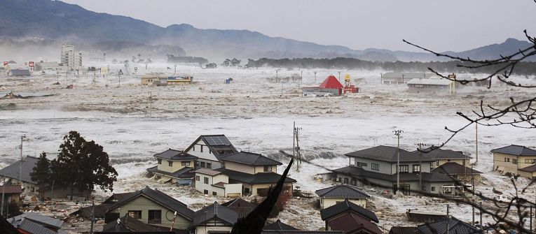 Tsunami provocado por tremor de MW 9.1 em 11 de março de 2011