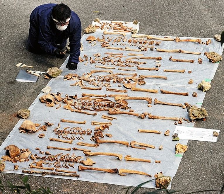 Ossadas encontradas em caverna de Okinawa pelo grupo Mirai-o-tsumugu-borantia