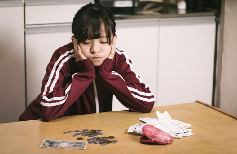 Boa parte das mulheres jovens do Japão trabalham em empregos temporários, como recepcionistas ou hostess. Cargos mais altos e de confiança são destinados majoritariamente para os homens