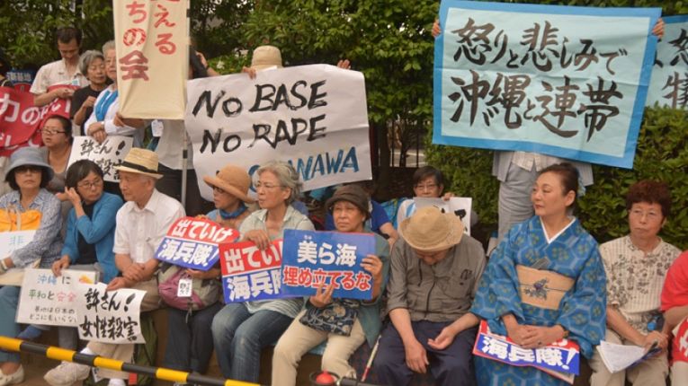 Protestos de residentes de Okinawa contra a presença militar estadunidense na prefeitura