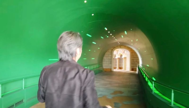 Shigeru Miyamoto entra pelo cano na entrada do parque