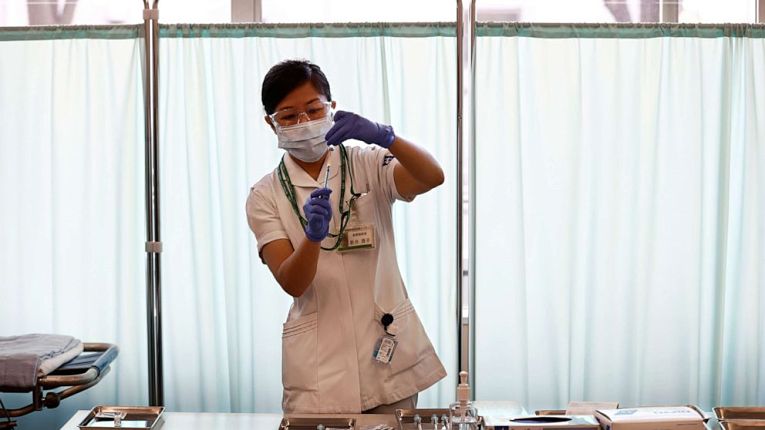 Desde o início da  imunização contra o novo coronavírus no Japão aplicou 949.731 doses de vacinas. Até a publicação desse artigo, pouco mais de 0,05% da população foi imunizada contra a COVID-19 