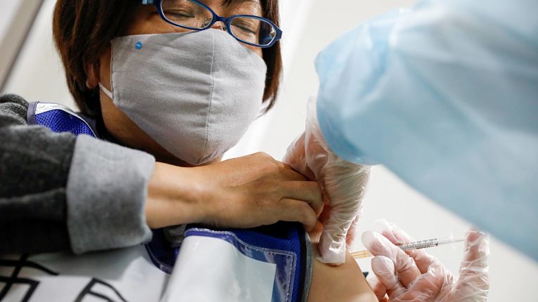 Até a quarta-feira, mais de 148 mil profissionais de saúde e trabalhadores que atuam na linha de frente no combate a pandemia do SARS-CoV-2 receberam a primeira dose da vacina. Foto por Issei Kato