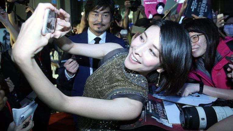 Nos 10 dias após a confirmação que a atriz Yuko Tekeuchi cometeu suicício, 207 mulheres na mesma faixa etária que a atriz (40 anos) tiraram suas vidas. Em outubro de 2020, 879 mulheres japoneses interromperam suas vidas