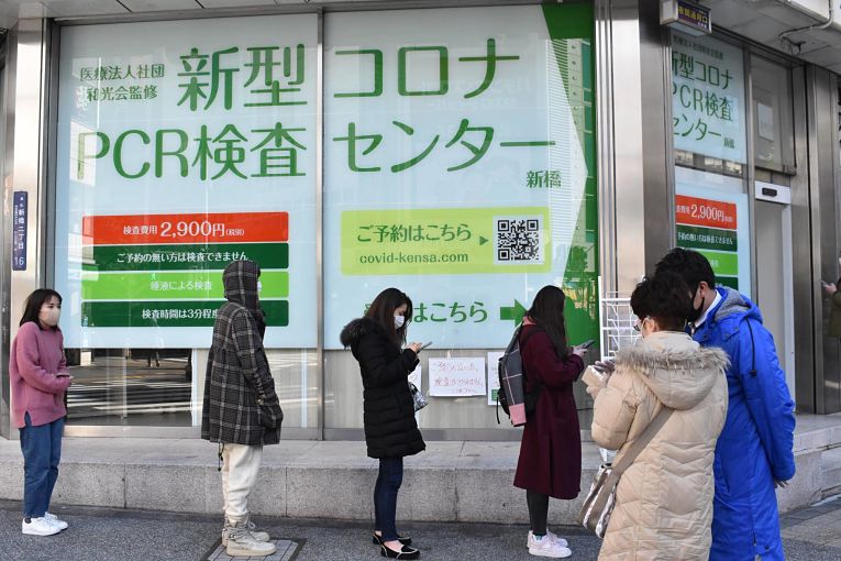 Com o aumento constante de casos a semanas no Japão, o governo central declarou estado de emergência em quatro prefeituras do país: Tokyo, Osaka, Kyoto e Hyogo