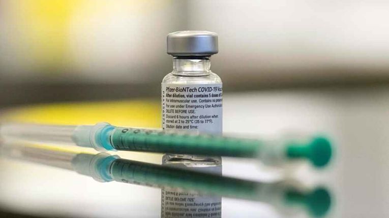 Com 183.357 pessoas com as duas doses recebidas e 913.341 primeiras doses aplicadas, pouco mais de 0,12% da população japonesa está completamente imunizada