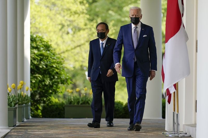 Yoshihide Suga e Joe Biden em encontro em abril de 2021