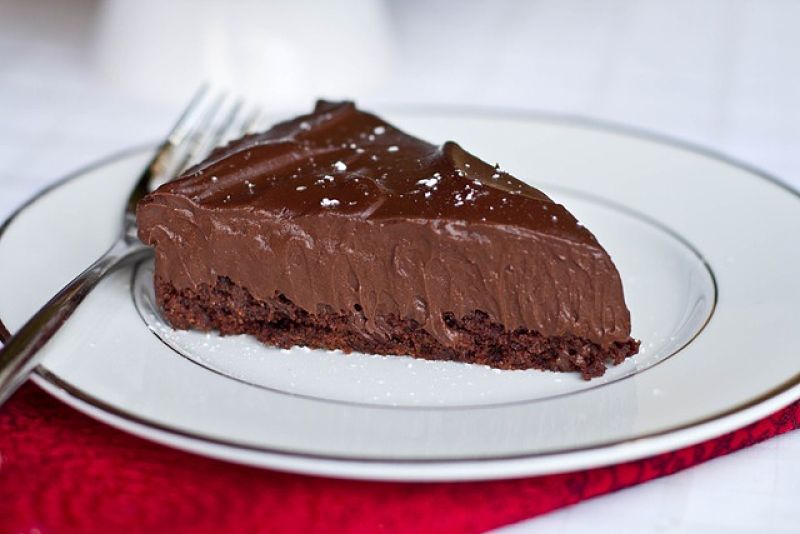 pedaço da torta de tofu com chocolate vegano