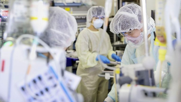 O Japão voltou a ultrapassar os 100 óbitos diários nessa terça-feira (11) com a prefeitura de Osaka registrando o maior número com 55 óbitos e a prefeitura de Hyogo com 14 mortes relacionadas a doença