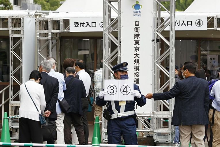 Grandes centros de vacinação foram abertos nas cidades de Tokyo e Osaka para avançar a lenta imunização dos 126 milhões de japoneses. Atualmente menos de 5% da população está completamente imunizada contra o coronavírus