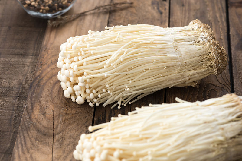 Cogumelo enoki em sua forma comercial