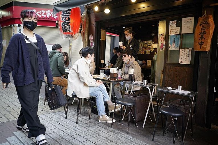O primeiro-ministro Yoshihide Suga incluiu mais prefeituras no estado de emergência: Gunma, Ishikawa e Kumamoto, Essa prefeituras somam a Tokyo, Kyoto, Hyogo, Osaka, Aichie Fukuoka. Hokkaido, Okayama e Hiroshima deverão ter medidas mais restritivas a partir de 31 de maio.