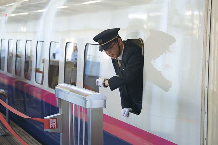 Funcionário checa as horas dentro do shinkansen no Japão