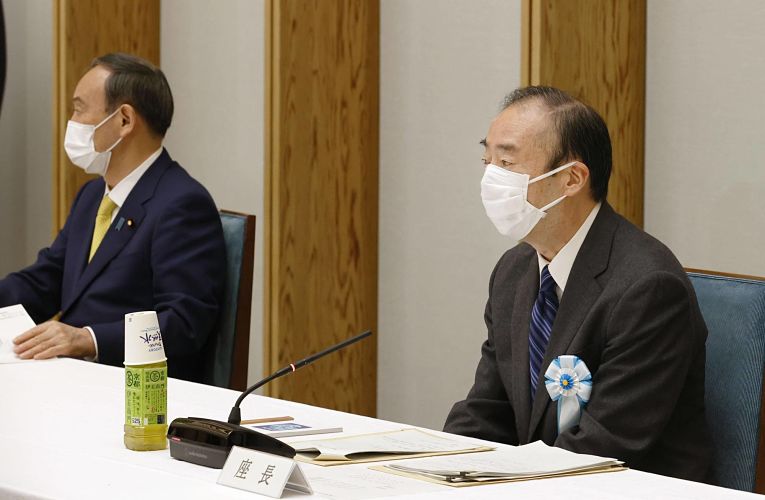 Atsushi Seike ao lado do primeiro-ministro Yoshihide Suga durante uma reunião do grupo de trabalho para a discussão sobre a lei de sucessão do Trono Crisântemo