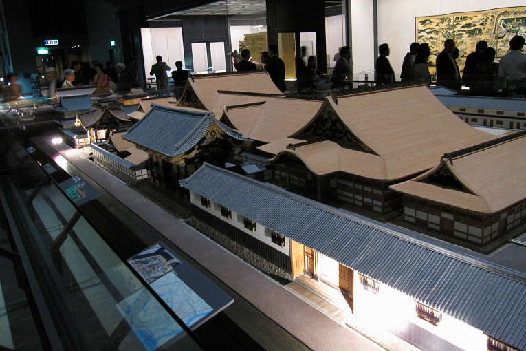 Maquete da residência do clã Matsudaira (ramo secundário do clã Tokugawa) em Edo no Edo-Tokyo Museum. O complexo dos daimyōs na capital deveria ter a grandeza e prestígio que sua residência em seus domínios