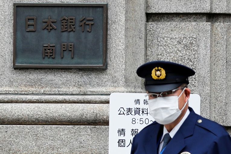 Estado de emergência segue em vigor em Tokyo, Osaka, Hyogo, Kyoto, Aichi, Fukuoka, Hokkaido, Okayama e Hiroshima. Essas prefeituras fazem parte de 20 prefeituras atingiram o estágio 4 de contaminação do SARS-CoV-2 incluindo Nara, Yamaguchi, Tokushima, Kagawa, Oita, Kagoshima, Ishikawa, Gunma, Fukushima e Gifu 