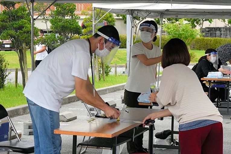 O governo japonês estuda a possibilidade de estender o estado de emergência até o dia 21 de junho. O atual estado de emergência que vigora nas prefeituras de Tokyo, Osaka, Hokkaido, Aichi, Kyoto, Hyogo, Okayama, Hiroshima, Fukuoka e Okinawa (esta seguirá até o dia 20 de junho) expirará no dia 31 de maio